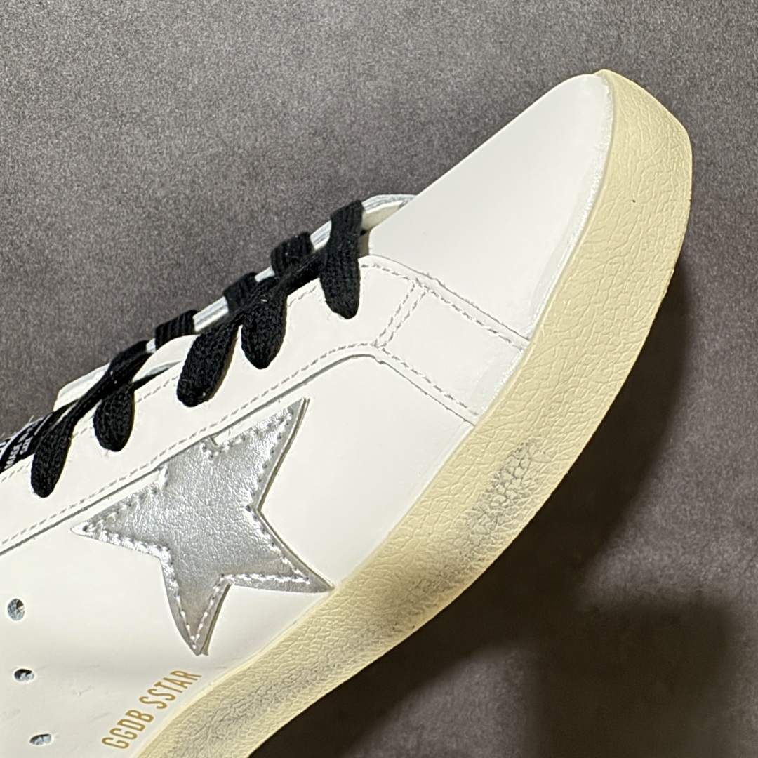 Golden Goose GGDB Super‑Star小脏鞋 经典做旧小白鞋,银闪星星细节氛围感拉满 灰鞋带搭配黑后跟 Golden Goose GGDB Super‑Star小脏鞋 经典做旧小白鞋,银闪星星细节氛围感拉满 灰鞋带搭配黑后跟