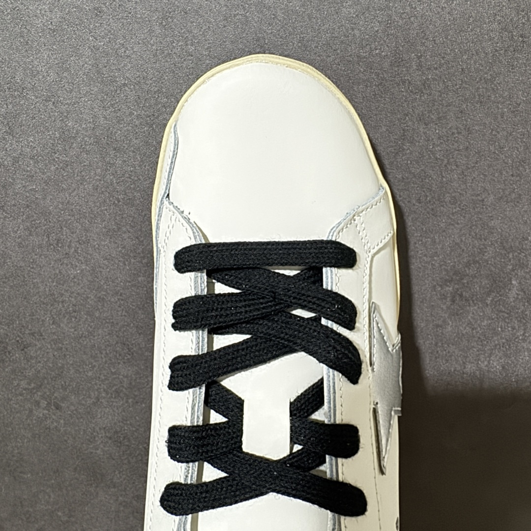Golden Goose GGDB Super‑Star小脏鞋 经典做旧小白鞋,银闪星星细节氛围感拉满 灰鞋带搭配黑后跟 Golden Goose GGDB Super‑Star小脏鞋 经典做旧小白鞋,银闪星星细节氛围感拉满 灰鞋带搭配黑后跟