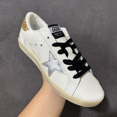 Golden Goose GGDB Super‑Star小脏鞋 经典做旧小白鞋,银闪星星细节氛围感拉满 灰鞋带搭配黑后跟 Golden Goose GGDB Super‑Star小脏鞋 经典做旧小白鞋,银闪星星细节氛围感拉满 灰鞋带搭配黑后跟