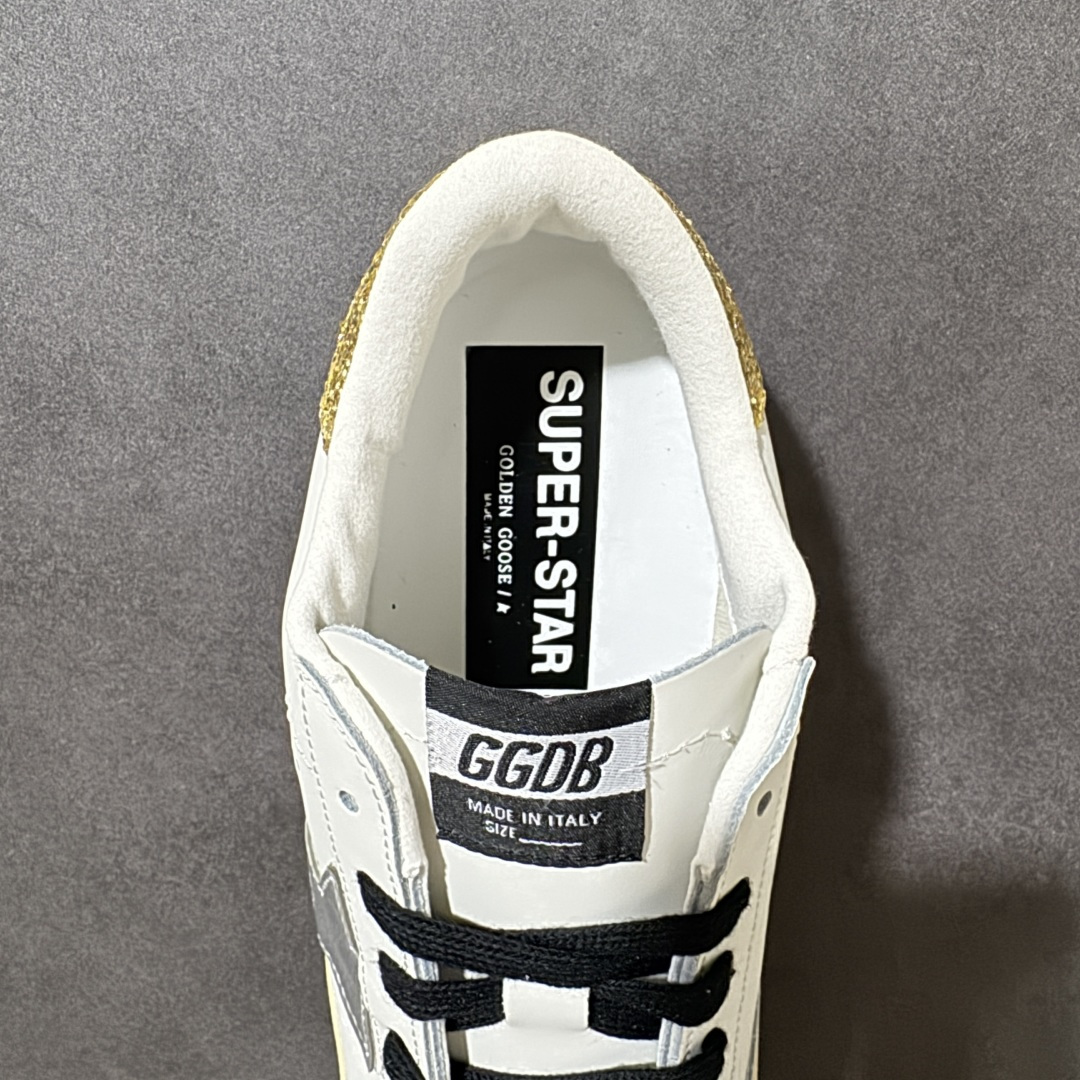 Golden Goose GGDB Super‑Star小脏鞋 经典做旧小白鞋,银闪星星细节氛围感拉满 灰鞋带搭配黑后跟 Golden Goose GGDB Super‑Star小脏鞋 经典做旧小白鞋,银闪星星细节氛围感拉满 灰鞋带搭配黑后跟