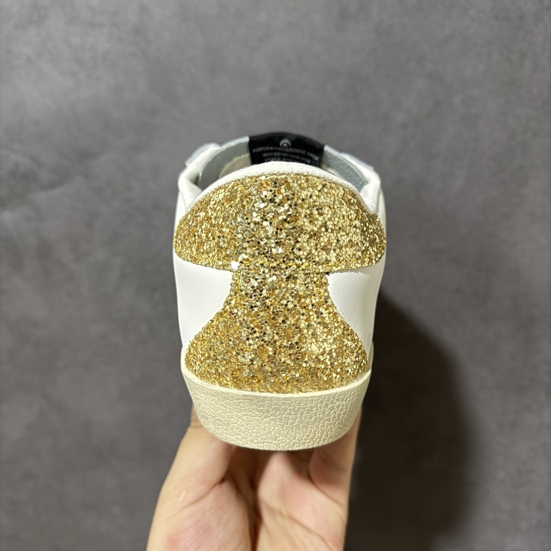 Golden Goose GGDB Super‑Star小脏鞋 经典做旧小白鞋,银闪星星细节氛围感拉满 灰鞋带搭配黑后跟 Golden Goose GGDB Super‑Star小脏鞋 经典做旧小白鞋,银闪星星细节氛围感拉满 灰鞋带搭配黑后跟