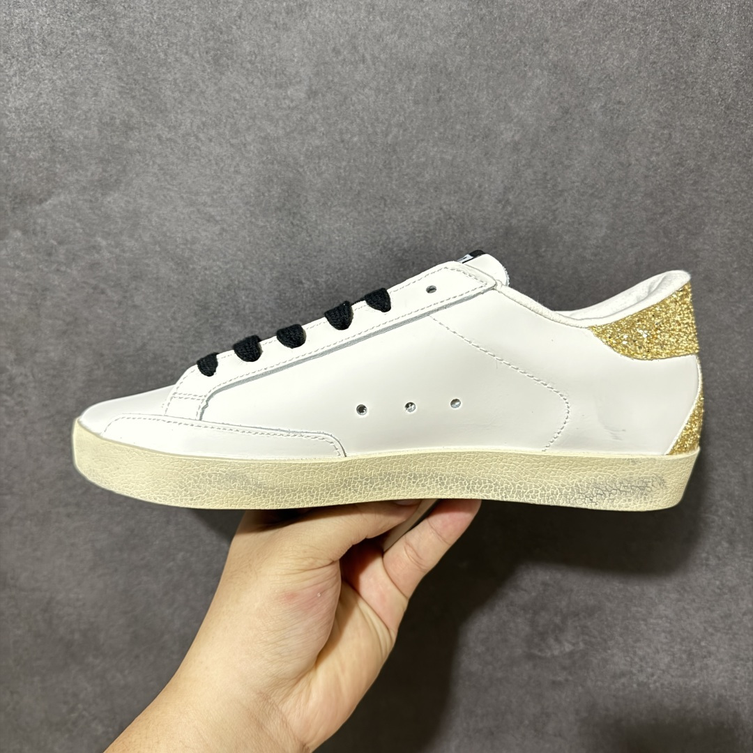 Golden Goose GGDB Super‑Star小脏鞋 经典做旧小白鞋,银闪星星细节氛围感拉满 灰鞋带搭配黑后跟 Golden Goose GGDB Super‑Star小脏鞋 经典做旧小白鞋,银闪星星细节氛围感拉满 灰鞋带搭配黑后跟