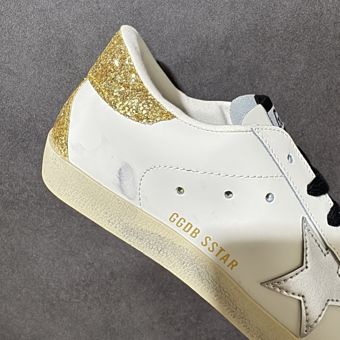 Golden Goose GGDB Super‑Star小脏鞋 经典做旧小白鞋,银闪星星细节氛围感拉满 灰鞋带搭配黑后跟 Golden Goose GGDB Super‑Star小脏鞋 经典做旧小白鞋,银闪星星细节氛围感拉满 灰鞋带搭配黑后跟