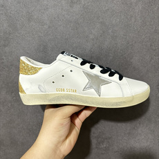 Golden Goose GGDB Super‑Star小脏鞋 经典做旧小白鞋,银闪星星细节氛围感拉满 灰鞋带搭配黑后跟 Golden Goose GGDB Super‑Star小脏鞋 经典做旧小白鞋,银闪星星细节氛围感拉满 灰鞋带搭配黑后跟