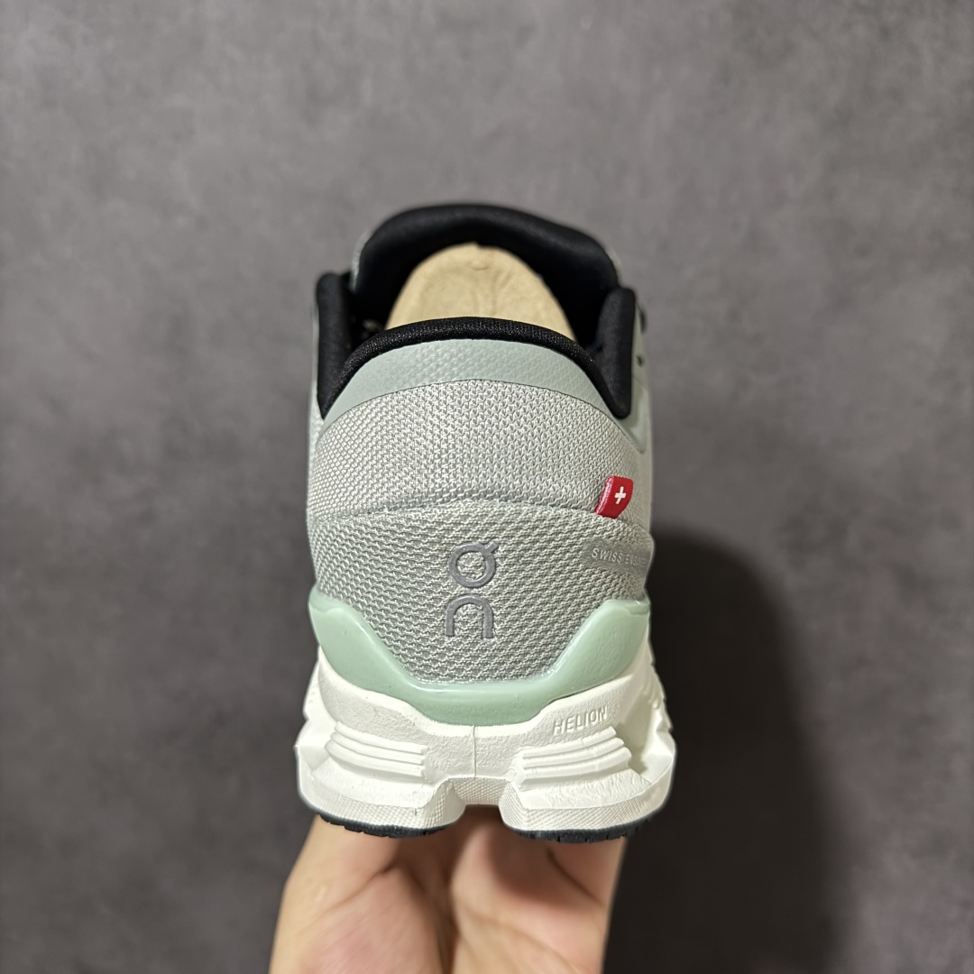 On昂跑 Cloud X 4 系列低帮轻量舒适多功能休闲运动鞋 采用工程飞织网布组合再生聚酯纤维鞋面材质搭载独家隐藏速度 On昂跑 Cloud X 4 系列低帮轻量舒适多功能休闲运动鞋 采用工程飞织网布组合再生聚酯纤维鞋面材质搭载独家隐藏速度