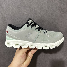 On昂跑 Cloud X 4 系列低帮轻量舒适多功能休闲运动鞋 采用工程飞织网布组合再生聚酯纤维鞋面材质搭载独家隐藏速度 On昂跑 Cloud X 4 系列低帮轻量舒适多功能休闲运动鞋 采用工程飞织网布组合再生聚酯纤维鞋面材质搭载独家隐藏速度