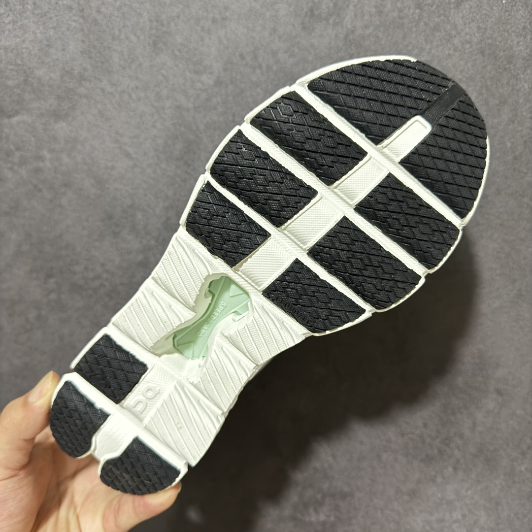 On昂跑 Cloud X 4 系列低帮轻量舒适多功能休闲运动鞋 采用工程飞织网布组合再生聚酯纤维鞋面材质搭载独家隐藏速度 On昂跑 Cloud X 4 系列低帮轻量舒适多功能休闲运动鞋 采用工程飞织网布组合再生聚酯纤维鞋面材质搭载独家隐藏速度
