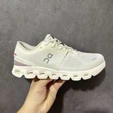 On昂跑 Cloud X 4 系列低帮轻量舒适多功能休闲运动鞋 采用工程飞织网布组合再生聚酯纤维鞋面材质搭载独家隐藏速度 On昂跑 Cloud X 4 系列低帮轻量舒适多功能休闲运动鞋 采用工程飞织网布组合再生聚酯纤维鞋面材质搭载独家隐藏速度