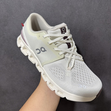 On昂跑 Cloud X 4 系列低帮轻量舒适多功能休闲运动鞋 采用工程飞织网布组合再生聚酯纤维鞋面材质搭载独家隐藏速度 On昂跑 Cloud X 4 系列低帮轻量舒适多功能休闲运动鞋 采用工程飞织网布组合再生聚酯纤维鞋面材质搭载独家隐藏速度