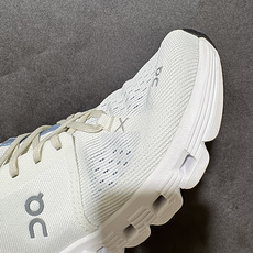 On昂跑 Cloud X 4 系列低帮轻量舒适多功能休闲运动鞋 采用工程飞织网布组合再生聚酯纤维鞋面材质搭载独家隐藏速度 On昂跑 Cloud X 4 系列低帮轻量舒适多功能休闲运动鞋 采用工程飞织网布组合再生聚酯纤维鞋面材质搭载独家隐藏速度
