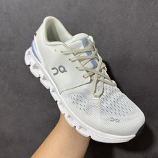On昂跑 Cloud X 4 系列低帮轻量舒适多功能休闲运动鞋 采用工程飞织网布组合再生聚酯纤维鞋面材质搭载独家隐藏速度 On昂跑 Cloud X 4 系列低帮轻量舒适多功能休闲运动鞋 采用工程飞织网布组合再生聚酯纤维鞋面材质搭载独家隐藏速度