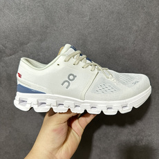 On昂跑 Cloud X 4 系列低帮轻量舒适多功能休闲运动鞋 采用工程飞织网布组合再生聚酯纤维鞋面材质搭载独家隐藏速度 On昂跑 Cloud X 4 系列低帮轻量舒适多功能休闲运动鞋 采用工程飞织网布组合再生聚酯纤维鞋面材质搭载独家隐藏速度