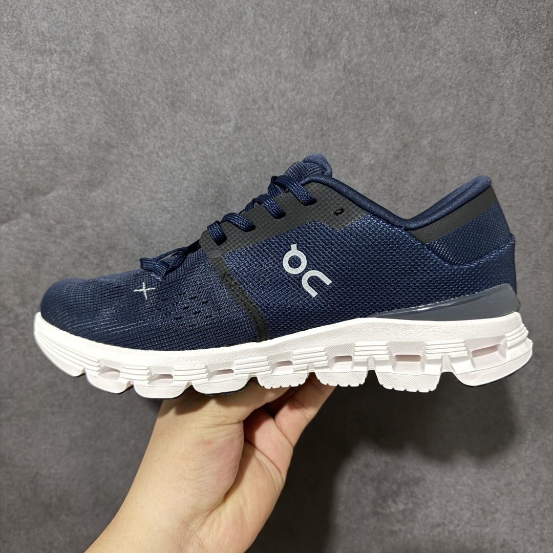 On昂跑 Cloud X 4 系列低帮轻量舒适多功能休闲运动鞋 采用工程飞织网布组合再生聚酯纤维鞋面材质搭载独家隐藏速度 On昂跑 Cloud X 4 系列低帮轻量舒适多功能休闲运动鞋 采用工程飞织网布组合再生聚酯纤维鞋面材质搭载独家隐藏速度