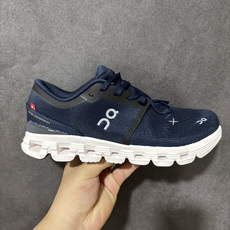 On昂跑 Cloud X 4 系列低帮轻量舒适多功能休闲运动鞋 采用工程飞织网布组合再生聚酯纤维鞋面材质搭载独家隐藏速度 On昂跑 Cloud X 4 系列低帮轻量舒适多功能休闲运动鞋 采用工程飞织网布组合再生聚酯纤维鞋面材质搭载独家隐藏速度