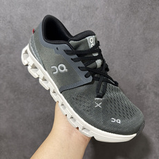On昂跑 Cloud X 4 系列低帮轻量舒适多功能休闲运动鞋 采用工程飞织网布组合再生聚酯纤维鞋面材质搭载独家隐藏速度 On昂跑 Cloud X 4 系列低帮轻量舒适多功能休闲运动鞋 采用工程飞织网布组合再生聚酯纤维鞋面材质搭载独家隐藏速度
