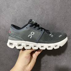 On昂跑 Cloud X 4 系列低帮轻量舒适多功能休闲运动鞋 采用工程飞织网布组合再生聚酯纤维鞋面材质搭载独家隐藏速度 On昂跑 Cloud X 4 系列低帮轻量舒适多功能休闲运动鞋 采用工程飞织网布组合再生聚酯纤维鞋面材质搭载独家隐藏速度