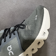 On昂跑 Cloud X 4 系列低帮轻量舒适多功能休闲运动鞋 采用工程飞织网布组合再生聚酯纤维鞋面材质搭载独家隐藏速度 On昂跑 Cloud X 4 系列低帮轻量舒适多功能休闲运动鞋 采用工程飞织网布组合再生聚酯纤维鞋面材质搭载独家隐藏速度