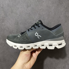 On昂跑 Cloud X 4 系列低帮轻量舒适多功能休闲运动鞋 采用工程飞织网布组合再生聚酯纤维鞋面材质搭载独家隐藏速度 On昂跑 Cloud X 4 系列低帮轻量舒适多功能休闲运动鞋 采用工程飞织网布组合再生聚酯纤维鞋面材质搭载独家隐藏速度