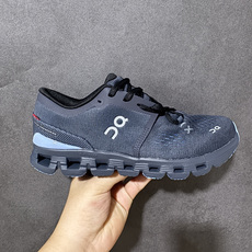 On昂跑 Cloud X 4 系列低帮轻量舒适多功能休闲运动鞋 采用工程飞织网布组合再生聚酯纤维鞋面材质搭载独家隐藏速度 On昂跑 Cloud X 4 系列低帮轻量舒适多功能休闲运动鞋 采用工程飞织网布组合再生聚酯纤维鞋面材质搭载独家隐藏速度