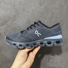 On昂跑 Cloud X 4 系列低帮轻量舒适多功能休闲运动鞋 采用工程飞织网布组合再生聚酯纤维鞋面材质搭载独家隐藏速度 On昂跑 Cloud X 4 系列低帮轻量舒适多功能休闲运动鞋 采用工程飞织网布组合再生聚酯纤维鞋面材质搭载独家隐藏速度