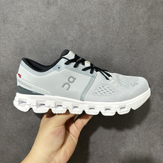 On昂跑 Cloud X 4 系列低帮轻量舒适多功能休闲运动鞋 采用工程飞织网布组合再生聚酯纤维鞋面材质搭载独家隐藏速度 On昂跑 Cloud X 4 系列低帮轻量舒适多功能休闲运动鞋 采用工程飞织网布组合再生聚酯纤维鞋面材质搭载独家隐藏速度