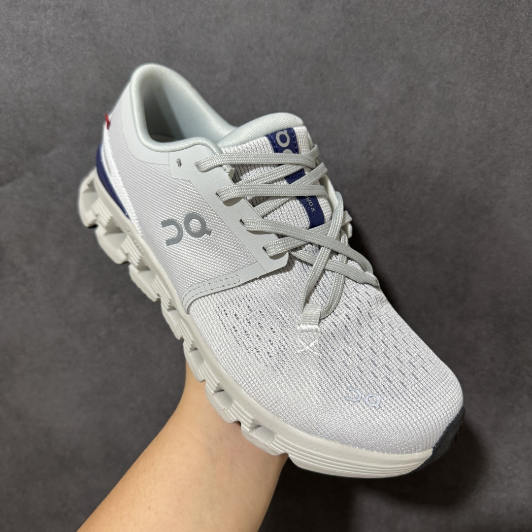On昂跑 Cloud X 4 系列低帮轻量舒适多功能休闲运动鞋 采用工程飞织网布组合再生聚酯纤维鞋面材质搭载独家隐藏速度 On昂跑 Cloud X 4 系列低帮轻量舒适多功能休闲运动鞋 采用工程飞织网布组合再生聚酯纤维鞋面材质搭载独家隐藏速度