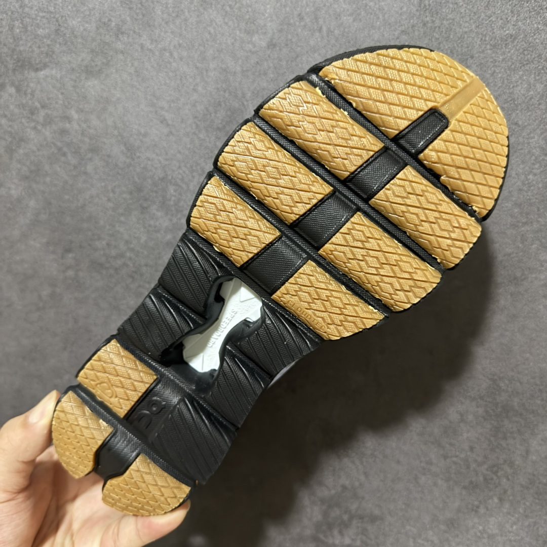 On昂跑 Cloud X 4 系列低帮轻量舒适多功能休闲运动鞋 采用工程飞织网布组合再生聚酯纤维鞋面材质搭载独家隐藏速度 On昂跑 Cloud X 4 系列低帮轻量舒适多功能休闲运动鞋 采用工程飞织网布组合再生聚酯纤维鞋面材质搭载独家隐藏速度