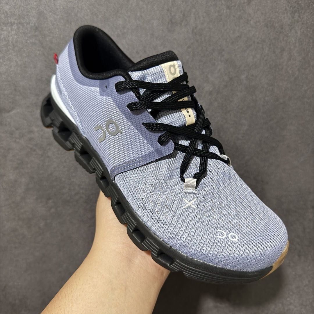 On昂跑 Cloud X 4 系列低帮轻量舒适多功能休闲运动鞋 采用工程飞织网布组合再生聚酯纤维鞋面材质搭载独家隐藏速度 On昂跑 Cloud X 4 系列低帮轻量舒适多功能休闲运动鞋 采用工程飞织网布组合再生聚酯纤维鞋面材质搭载独家隐藏速度