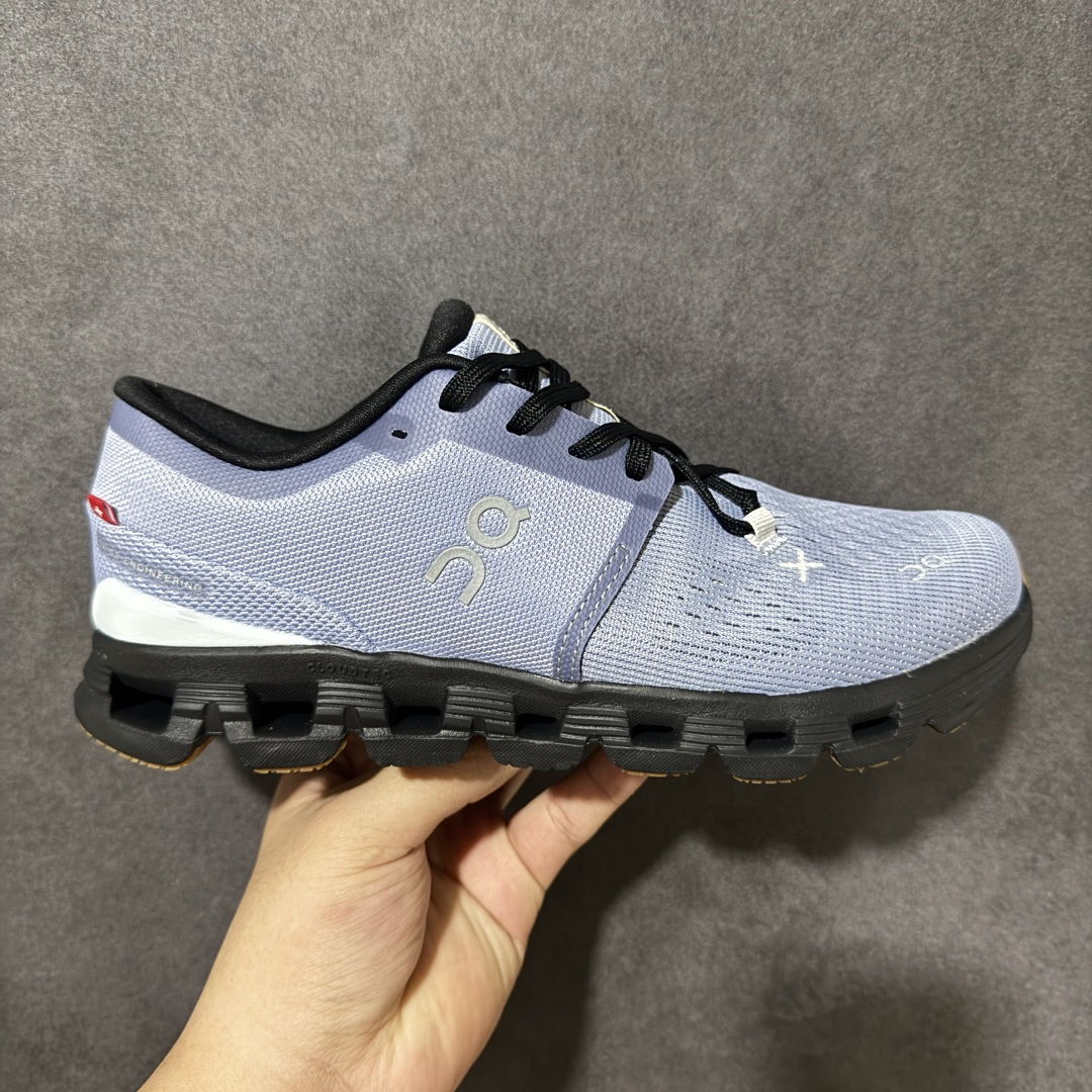 On昂跑 Cloud X 4 系列低帮轻量舒适多功能休闲运动鞋 采用工程飞织网布组合再生聚酯纤维鞋面材质搭载独家隐藏速度 On昂跑 Cloud X 4 系列低帮轻量舒适多功能休闲运动鞋 采用工程飞织网布组合再生聚酯纤维鞋面材质搭载独家隐藏速度