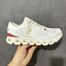 On昂跑 Cloud X 4 系列低帮轻量舒适多功能休闲运动鞋 采用工程飞织网布组合再生聚酯纤维鞋面材质搭载独家隐藏速度 On昂跑 Cloud X 4 系列低帮轻量舒适多功能休闲运动鞋 采用工程飞织网布组合再生聚酯纤维鞋面材质搭载独家隐藏速度