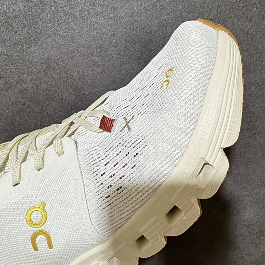 On昂跑 Cloud X 4 系列低帮轻量舒适多功能休闲运动鞋 采用工程飞织网布组合再生聚酯纤维鞋面材质搭载独家隐藏速度 On昂跑 Cloud X 4 系列低帮轻量舒适多功能休闲运动鞋 采用工程飞织网布组合再生聚酯纤维鞋面材质搭载独家隐藏速度