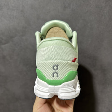 On昂跑 Cloud X 4 系列低帮轻量舒适多功能休闲运动鞋 采用工程飞织网布组合再生聚酯纤维鞋面材质搭载独家隐藏速度 On昂跑 Cloud X 4 系列低帮轻量舒适多功能休闲运动鞋 采用工程飞织网布组合再生聚酯纤维鞋面材质搭载独家隐藏速度