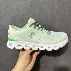 On昂跑 Cloud X 4 系列低帮轻量舒适多功能休闲运动鞋 采用工程飞织网布组合再生聚酯纤维鞋面材质搭载独家隐藏速度 On昂跑 Cloud X 4 系列低帮轻量舒适多功能休闲运动鞋 采用工程飞织网布组合再生聚酯纤维鞋面材质搭载独家隐藏速度