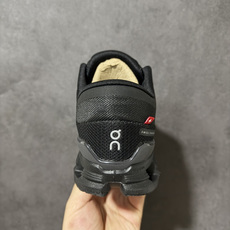 On昂跑 Cloud X 4 系列低帮轻量舒适多功能休闲运动鞋 采用工程飞织网布组合再生聚酯纤维鞋面材质搭载独家隐藏速度 On昂跑 Cloud X 4 系列低帮轻量舒适多功能休闲运动鞋 采用工程飞织网布组合再生聚酯纤维鞋面材质搭载独家隐藏速度