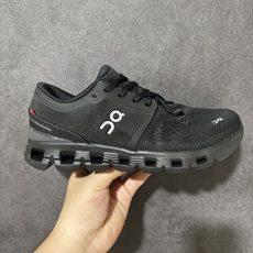 On昂跑 Cloud X 4 系列低帮轻量舒适多功能休闲运动鞋 采用工程飞织网布组合再生聚酯纤维鞋面材质搭载独家隐藏速度 On昂跑 Cloud X 4 系列低帮轻量舒适多功能休闲运动鞋 采用工程飞织网布组合再生聚酯纤维鞋面材质搭载独家隐藏速度