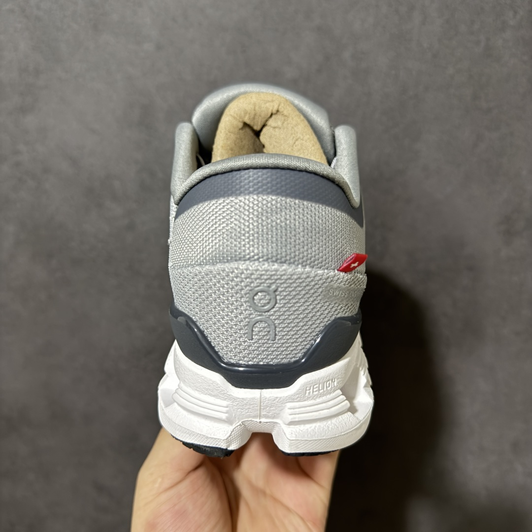 On昂跑 Cloud X 4 系列低帮轻量舒适多功能休闲运动鞋 采用工程飞织网布组合再生聚酯纤维鞋面材质搭载独家隐藏速度 On昂跑 Cloud X 4 系列低帮轻量舒适多功能休闲运动鞋 采用工程飞织网布组合再生聚酯纤维鞋面材质搭载独家隐藏速度