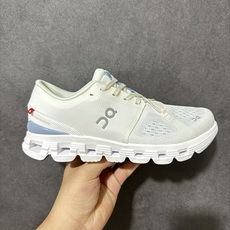 On昂跑 Cloud X 4 系列低帮轻量舒适多功能休闲运动鞋 采用工程飞织网布组合再生聚酯纤维鞋面材质搭载独家隐藏速度 On昂跑 Cloud X 4 系列低帮轻量舒适多功能休闲运动鞋 采用工程飞织网布组合再生聚酯纤维鞋面材质搭载独家隐藏速度