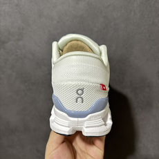 On昂跑 Cloud X 4 系列低帮轻量舒适多功能休闲运动鞋 采用工程飞织网布组合再生聚酯纤维鞋面材质搭载独家隐藏速度 On昂跑 Cloud X 4 系列低帮轻量舒适多功能休闲运动鞋 采用工程飞织网布组合再生聚酯纤维鞋面材质搭载独家隐藏速度