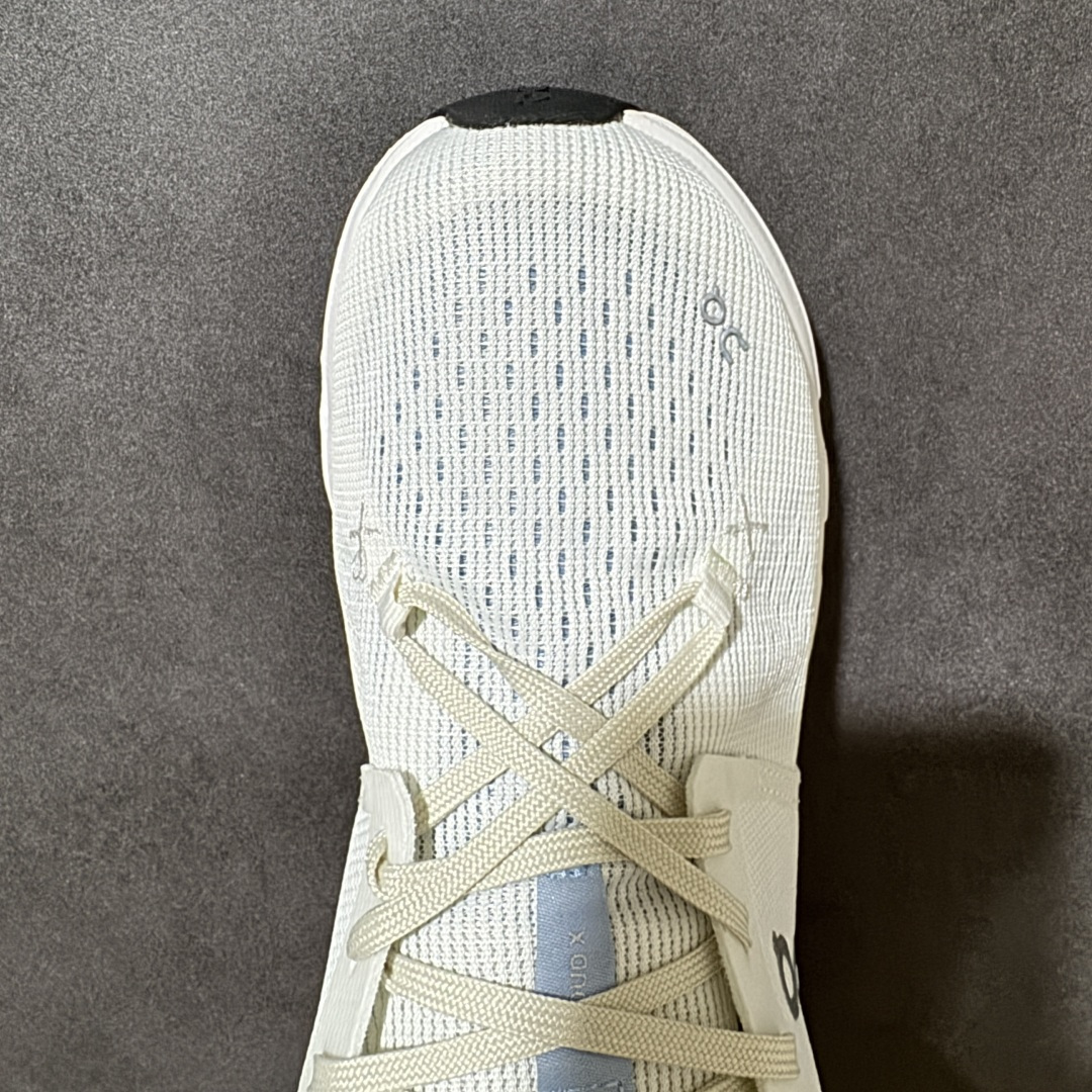 On昂跑 Cloud X 4 系列低帮轻量舒适多功能休闲运动鞋 采用工程飞织网布组合再生聚酯纤维鞋面材质搭载独家隐藏速度 On昂跑 Cloud X 4 系列低帮轻量舒适多功能休闲运动鞋 采用工程飞织网布组合再生聚酯纤维鞋面材质搭载独家隐藏速度