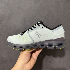 On昂跑 Cloud X 4 系列低帮轻量舒适多功能休闲运动鞋 采用工程飞织网布组合再生聚酯纤维鞋面材质搭载独家隐藏速度 On昂跑 Cloud X 4 系列低帮轻量舒适多功能休闲运动鞋 采用工程飞织网布组合再生聚酯纤维鞋面材质搭载独家隐藏速度