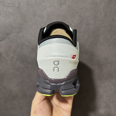 On昂跑 Cloud X 4 系列低帮轻量舒适多功能休闲运动鞋 采用工程飞织网布组合再生聚酯纤维鞋面材质搭载独家隐藏速度 On昂跑 Cloud X 4 系列低帮轻量舒适多功能休闲运动鞋 采用工程飞织网布组合再生聚酯纤维鞋面材质搭载独家隐藏速度