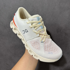 On昂跑 Cloud X 4 系列低帮轻量舒适多功能休闲运动鞋 采用工程飞织网布组合再生聚酯纤维鞋面材质搭载独家隐藏速度 On昂跑 Cloud X 4 系列低帮轻量舒适多功能休闲运动鞋 采用工程飞织网布组合再生聚酯纤维鞋面材质搭载独家隐藏速度