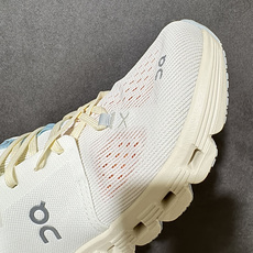 On昂跑 Cloud X 4 系列低帮轻量舒适多功能休闲运动鞋 采用工程飞织网布组合再生聚酯纤维鞋面材质搭载独家隐藏速度 On昂跑 Cloud X 4 系列低帮轻量舒适多功能休闲运动鞋 采用工程飞织网布组合再生聚酯纤维鞋面材质搭载独家隐藏速度