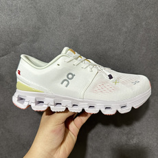 On昂跑 Cloud X 4 系列低帮轻量舒适多功能休闲运动鞋 采用工程飞织网布组合再生聚酯纤维鞋面材质搭载独家隐藏速度 On昂跑 Cloud X 4 系列低帮轻量舒适多功能休闲运动鞋 采用工程飞织网布组合再生聚酯纤维鞋面材质搭载独家隐藏速度