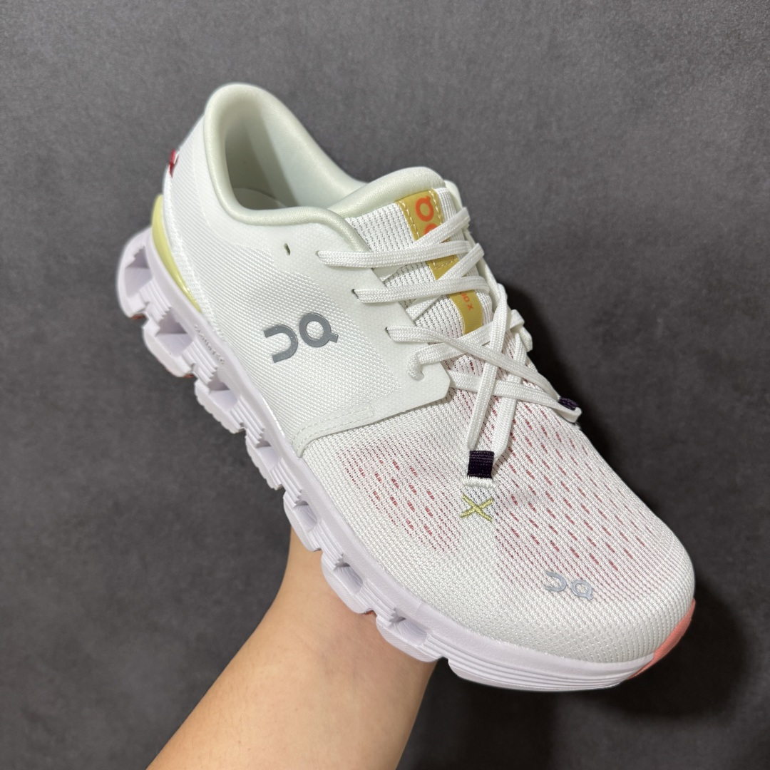 On昂跑 Cloud X 4 系列低帮轻量舒适多功能休闲运动鞋 采用工程飞织网布组合再生聚酯纤维鞋面材质搭载独家隐藏速度 On昂跑 Cloud X 4 系列低帮轻量舒适多功能休闲运动鞋 采用工程飞织网布组合再生聚酯纤维鞋面材质搭载独家隐藏速度