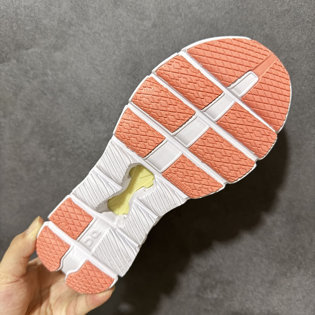 On昂跑 Cloud X 4 系列低帮轻量舒适多功能休闲运动鞋 采用工程飞织网布组合再生聚酯纤维鞋面材质搭载独家隐藏速度 On昂跑 Cloud X 4 系列低帮轻量舒适多功能休闲运动鞋 采用工程飞织网布组合再生聚酯纤维鞋面材质搭载独家隐藏速度