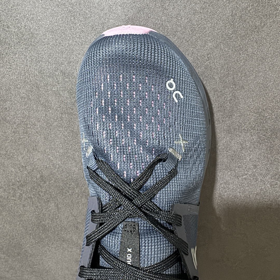 On昂跑 Cloud X 4 系列低帮轻量舒适多功能休闲运动鞋 采用工程飞织网布组合再生聚酯纤维鞋面材质搭载独家隐藏速度 On昂跑 Cloud X 4 系列低帮轻量舒适多功能休闲运动鞋 采用工程飞织网布组合再生聚酯纤维鞋面材质搭载独家隐藏速度