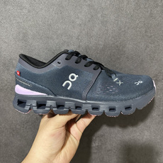 On昂跑 Cloud X 4 系列低帮轻量舒适多功能休闲运动鞋 采用工程飞织网布组合再生聚酯纤维鞋面材质搭载独家隐藏速度 On昂跑 Cloud X 4 系列低帮轻量舒适多功能休闲运动鞋 采用工程飞织网布组合再生聚酯纤维鞋面材质搭载独家隐藏速度