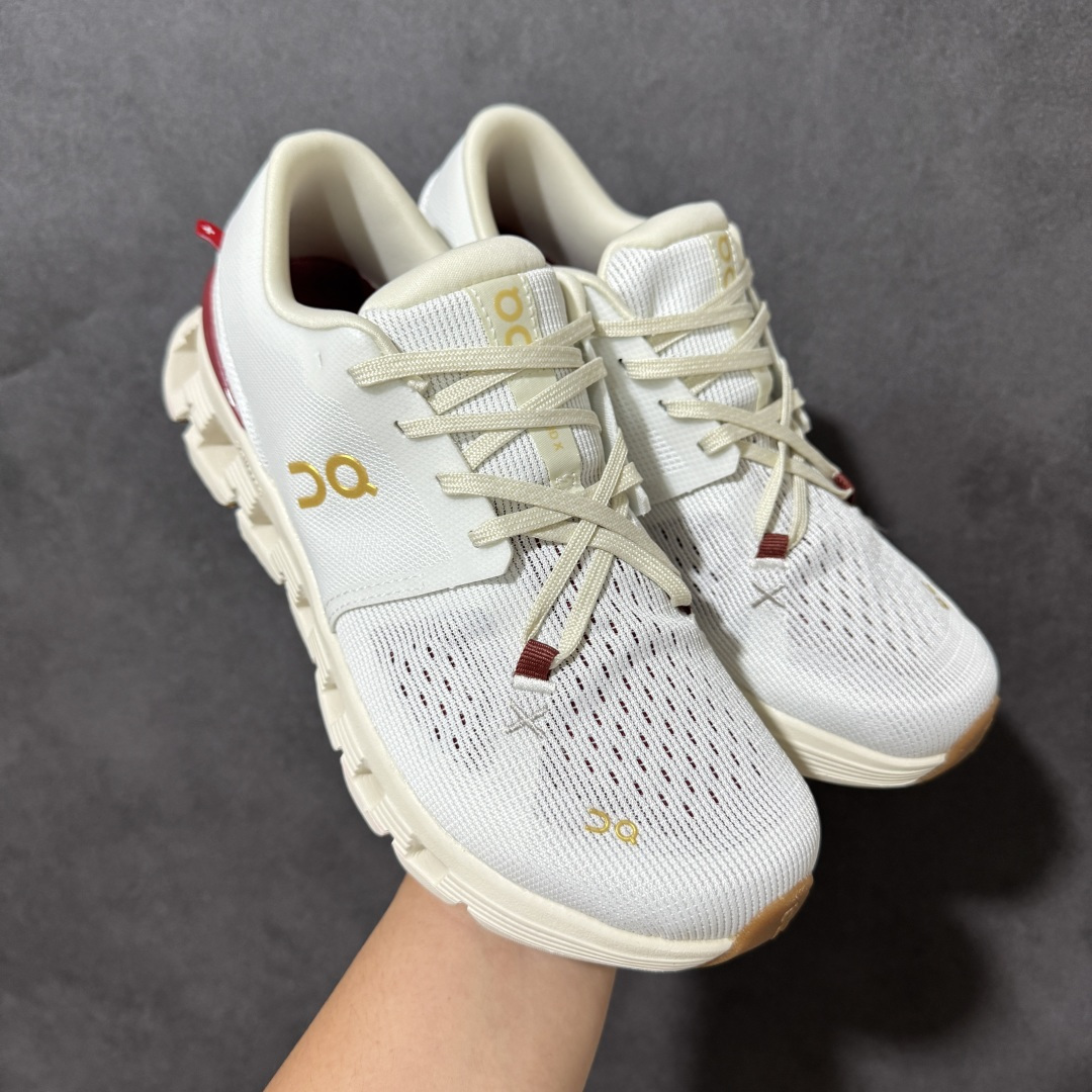 On昂跑 Cloud X 4 系列低帮轻量舒适多功能休闲运动鞋 采用工程飞织网布组合再生聚酯纤维鞋面材质搭载独家隐藏速度 On昂跑 Cloud X 4 系列低帮轻量舒适多功能休闲运动鞋 采用工程飞织网布组合再生聚酯纤维鞋面材质搭载独家隐藏速度