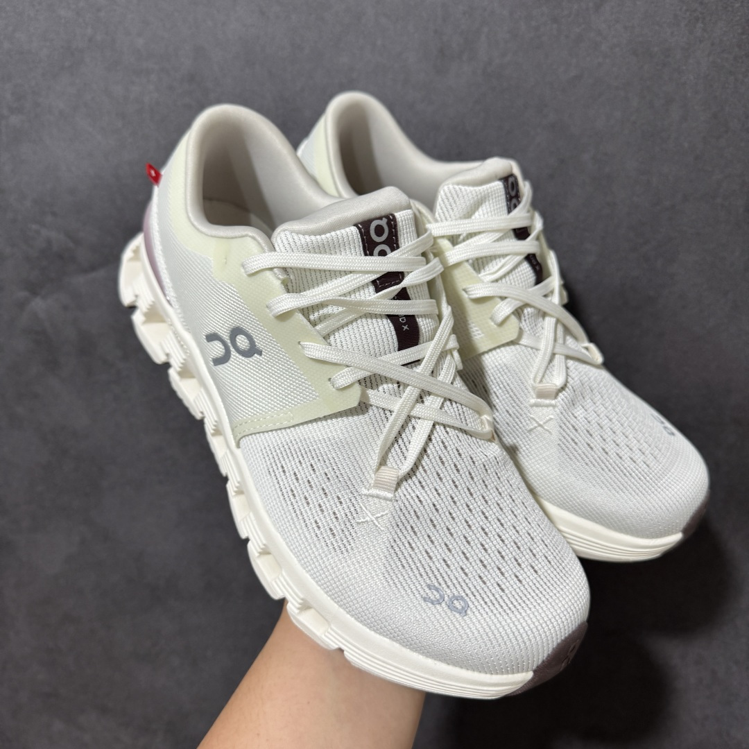 On昂跑 Cloud X 4 系列低帮轻量舒适多功能休闲运动鞋 采用工程飞织网布组合再生聚酯纤维鞋面材质搭载独家隐藏速度 On昂跑 Cloud X 4 系列低帮轻量舒适多功能休闲运动鞋 采用工程飞织网布组合再生聚酯纤维鞋面材质搭载独家隐藏速度